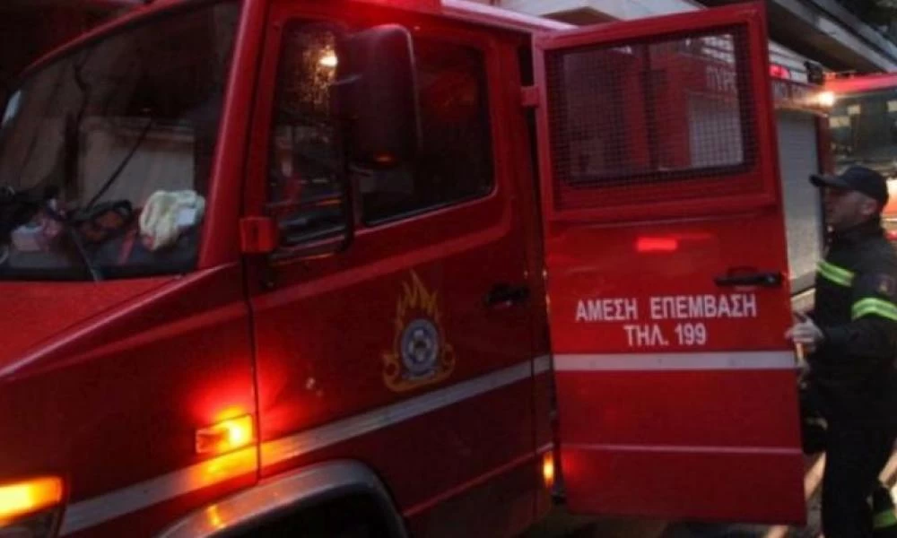 Μεγάλη φωτιά σε κτίριο στον Πειραιά σε κατοικημένη περιοχή